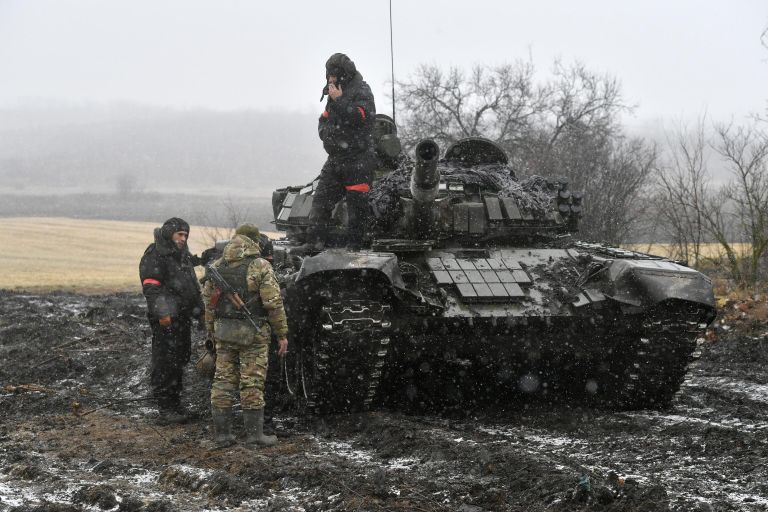 Военнослужащие возле танка Т-72 вооруженных сил РФ в южном секторе специальной военной операции Военнослужащие возле танка Т-72 вооруженных сил РФ в южном секторе специальной военной операции