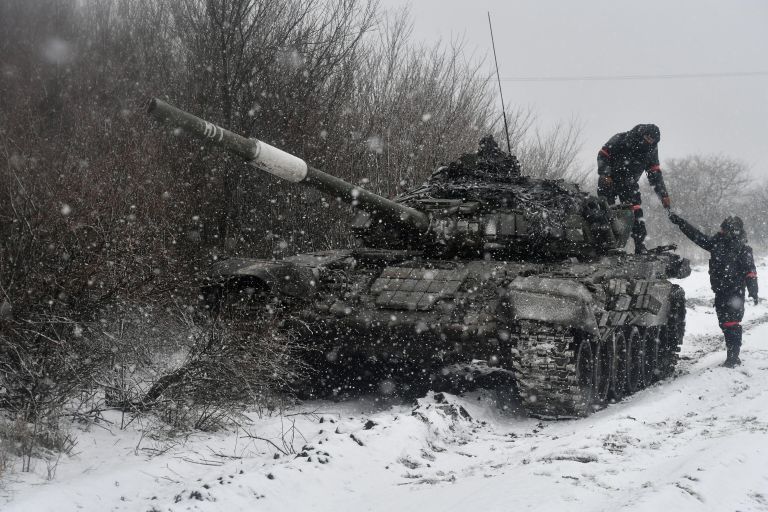Военнослужащие танка Т-72 Вооруженных сил России в южном секторе специальной военной операции Военнослужащие танка Т-72 Вооруженных сил России в южном секторе специальной военной операции