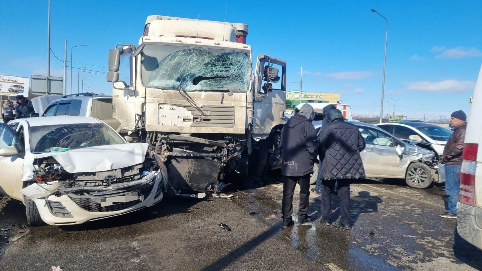 Массовое ДТП на автодороге Кавказ с участием грузового транспортного средства и 15 единиц автомобилей Массовое ДТП на автодороге Кавказ с участием грузового транспортного средства и 15 единиц автомобилей - РИА Новости, 1920, 16.02.2023