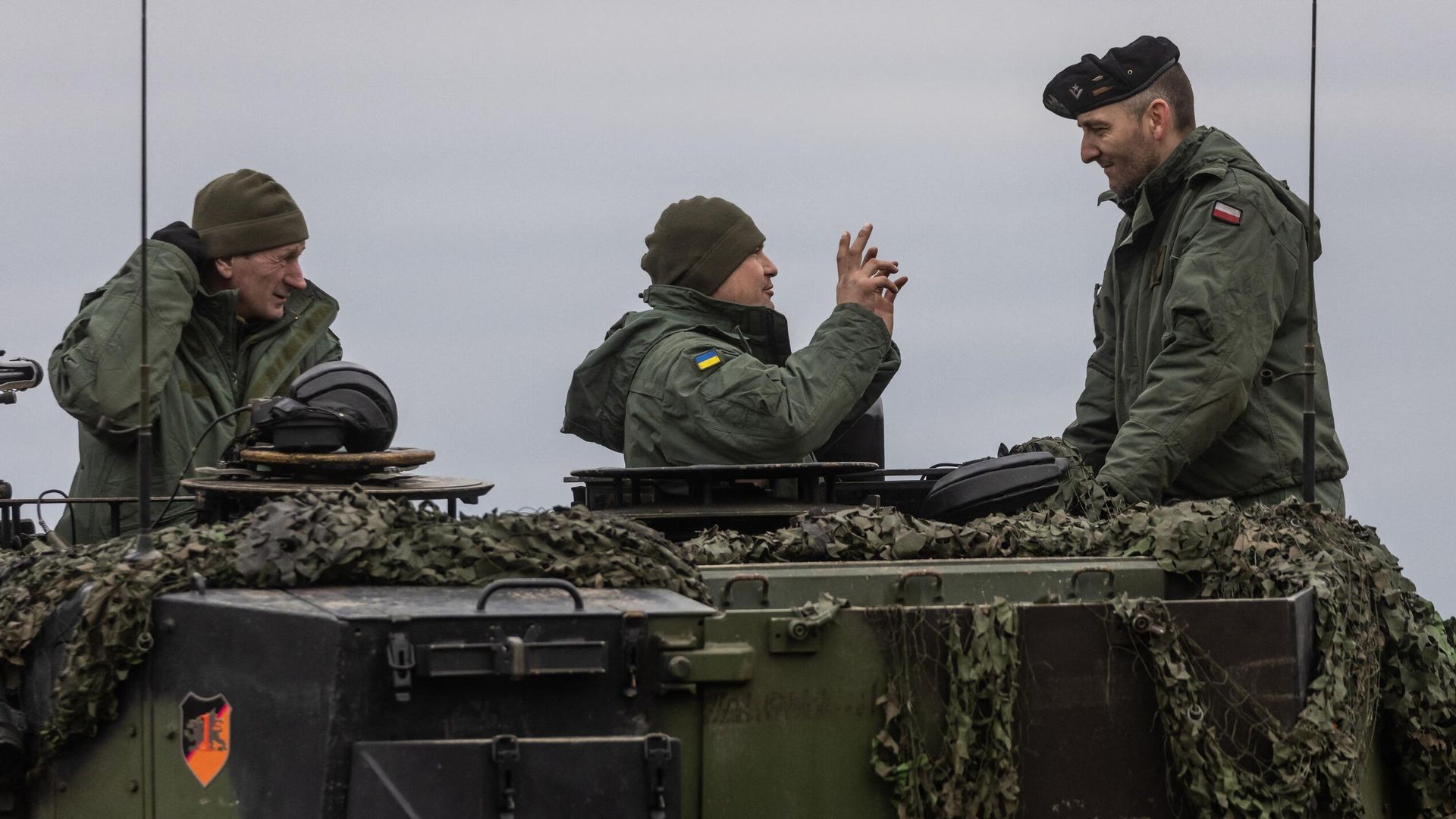 Польские и украинские военнослужащие на танке Leopard 2 во время учений на западе Польши Польские и украинские военнослужащие на танке Leopard 2 во время учений на западе Польши - РИА Новости, 1920, 17.02.2023