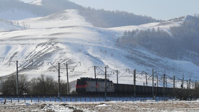 Поезд на Транссибирской железнодорожной магистрали в Хакасии Поезд на Транссибирской железнодорожной магистрали в Хакасии