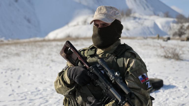 Снайпер батальона Эспаньола с винтовкой Драгунова во время учений на одном из полигонов ДНР Снайпер батальона Эспаньола с винтовкой Драгунова во время учений на одном из полигонов ДНР