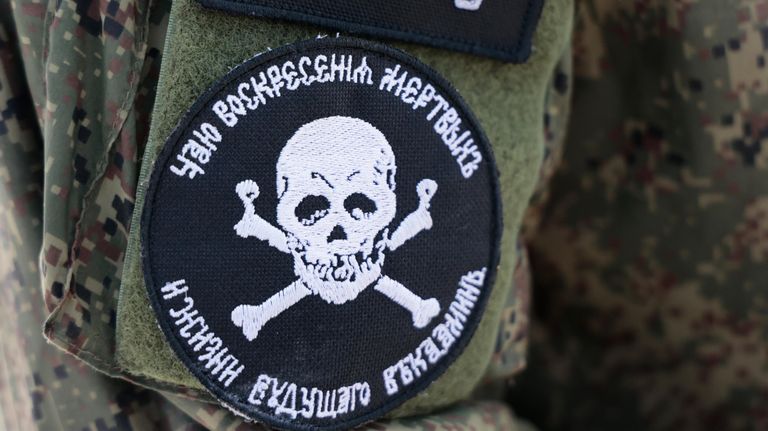Шеврон батальона Эспаньола на форме снайпера на одном из полигонов ДНР Шеврон батальона Эспаньола на форме снайпера на одном из полигонов ДНР