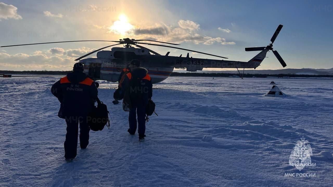 Спасатели МЧС России во время отправления на место аварийной посадки вертолета Robinson R 44 в Сахалинской области Спасатели МЧС России во время отправления на место аварийной посадки вертолета Robinson R 44 в Сахалинской области - РИА Новости, 1920, 18.02.2023