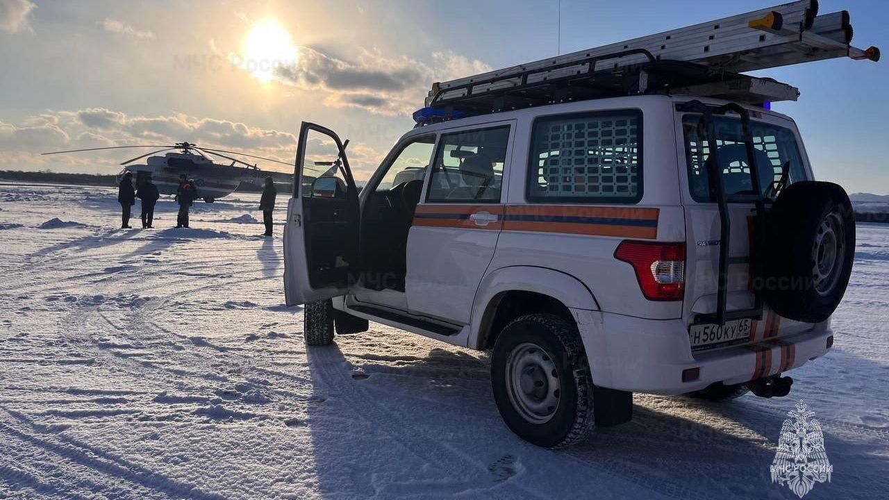 Спасатели МЧС России во время отправления на место аварийной посадки вертолета Robinson R 44 в Сахалинской области Спасатели МЧС России во время отправления на место аварийной посадки вертолета Robinson R 44 в Сахалинской области - РИА Новости, 1920, 17.02.2023