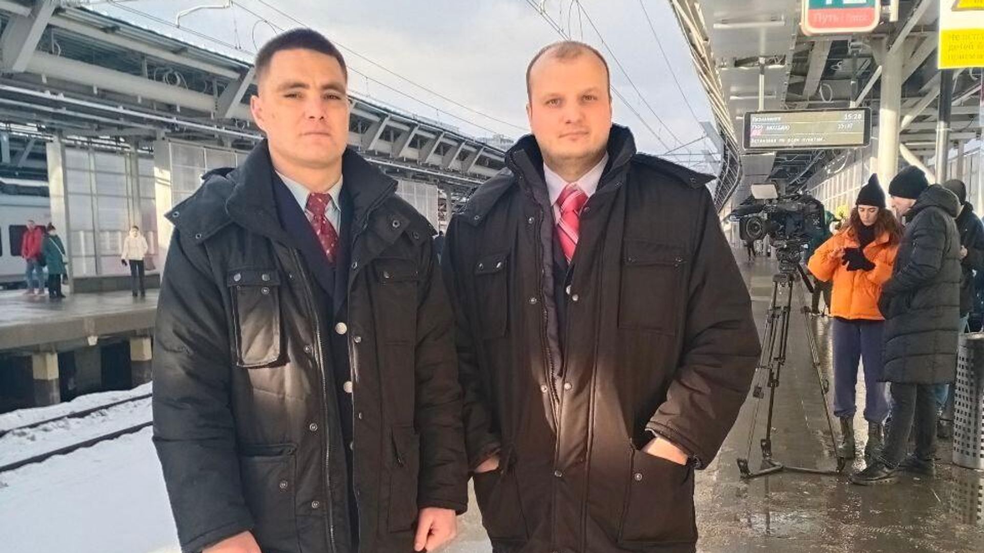 Машинист Константин Воробьев и его помощник Андрей Семенов Машинист Константин Воробьев и его помощник Андрей Семенов - РИА Новости, 1920, 17.02.2023
