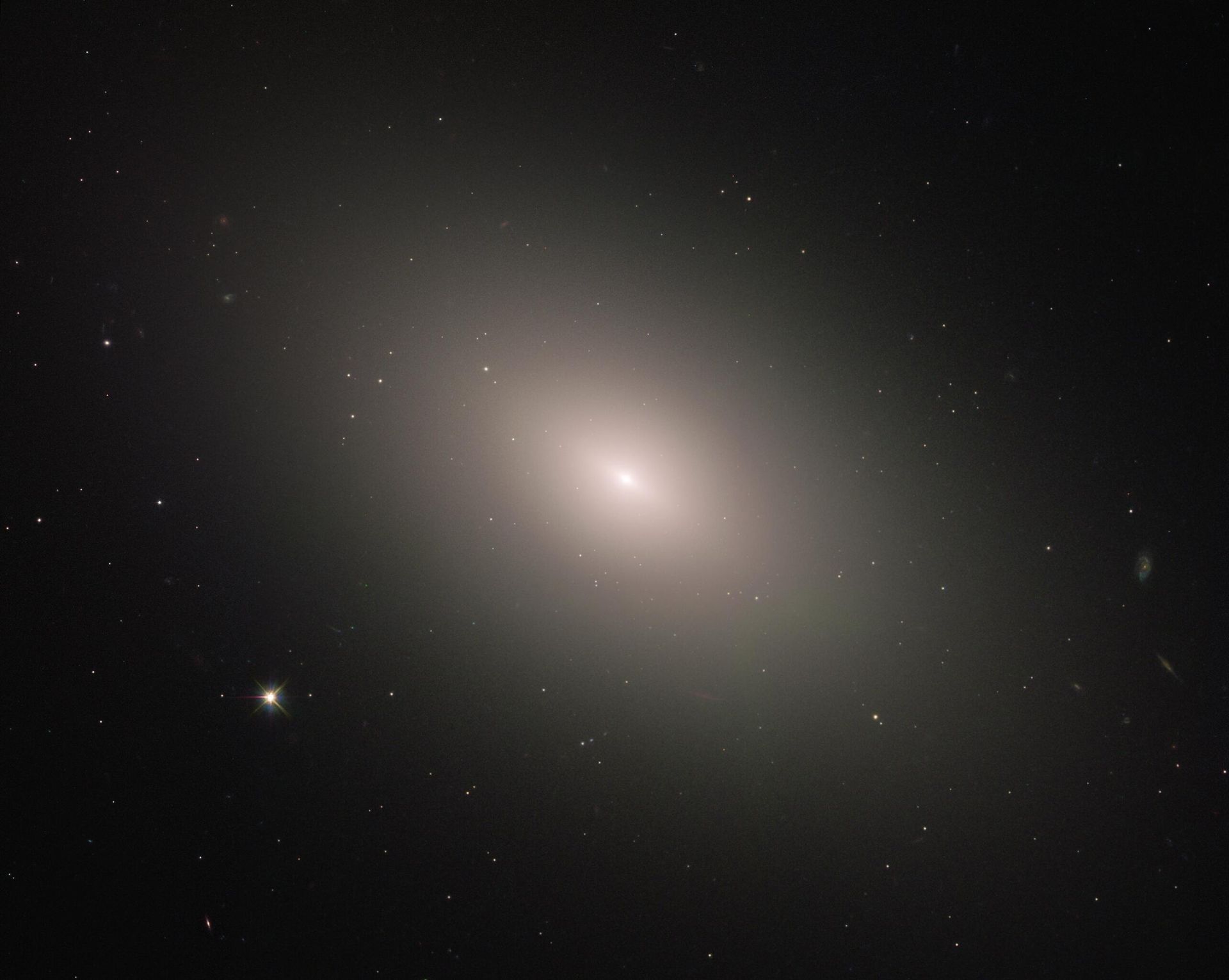 Эллиптическая галактика Messier 59. Равномерное распределение света - это миллиарды звезд Эллиптическая галактика Messier 59. Равномерное распределение света - это миллиарды звезд - РИА Новости, 1920, 17.02.2023