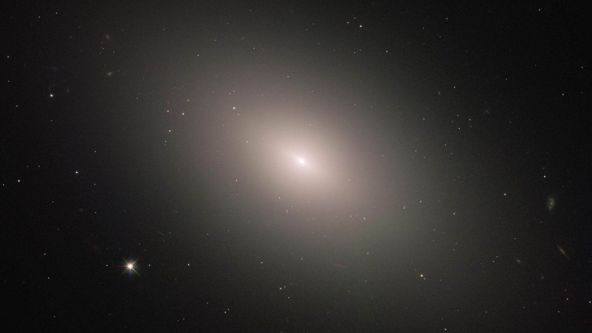 Эллиптическая галактика Messier 59. Равномерное распределение света - это миллиарды звезд Эллиптическая галактика Messier 59. Равномерное распределение света - это миллиарды звезд - РИА Новости, 1920, 30.03.2023