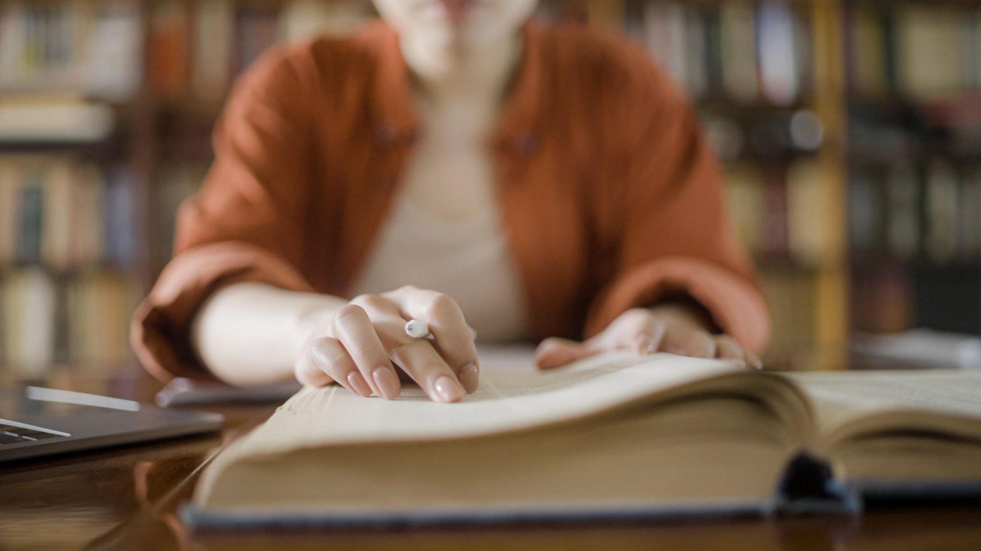 Женщина работает с книгой в библиотеке Женщина работает с книгой в библиотеке - РИА Новости, 1920, 06.03.2023