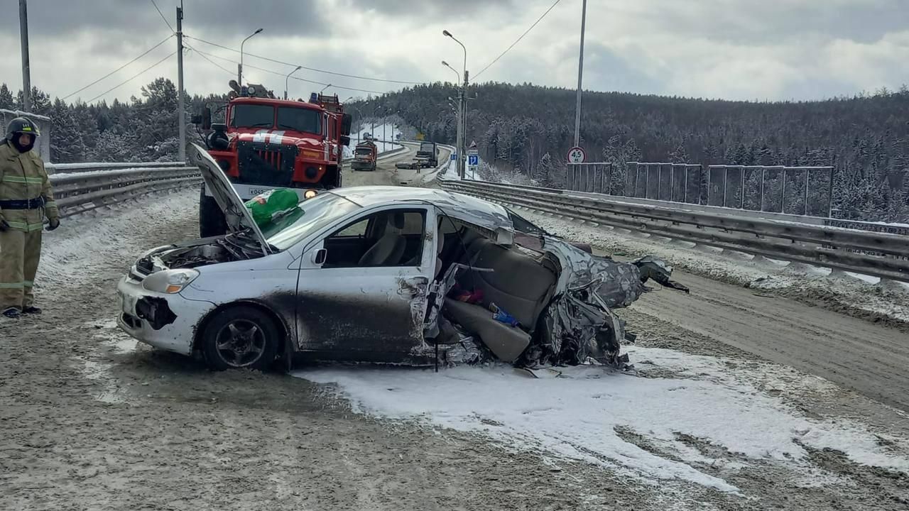 На 74 километре федеральной автодороги Байкал в районе села Хужино произошло столкновение автомобиля Тойота Платц и большегруза Мерседес На 74 километре федеральной автодороги Байкал в районе села Хужино произошло столкновение автомобиля Тойота Платц и большегруза Мерседес - РИА Новости, 1920, 19.02.2023