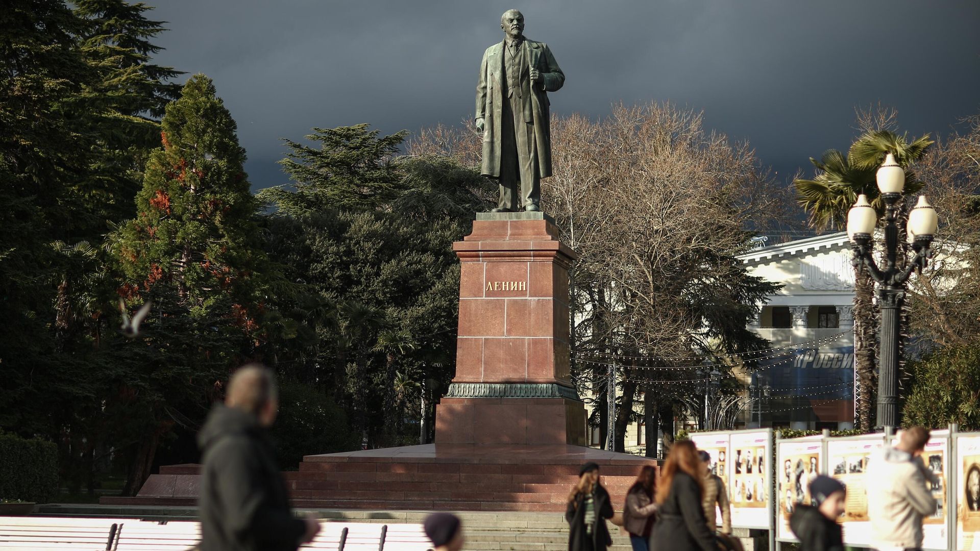 Памятник В. И. Ленину недалеко от набережной в Ялте Памятник В. И. Ленину недалеко от набережной в Ялте - РИА Новости, 1920, 06.12.2023