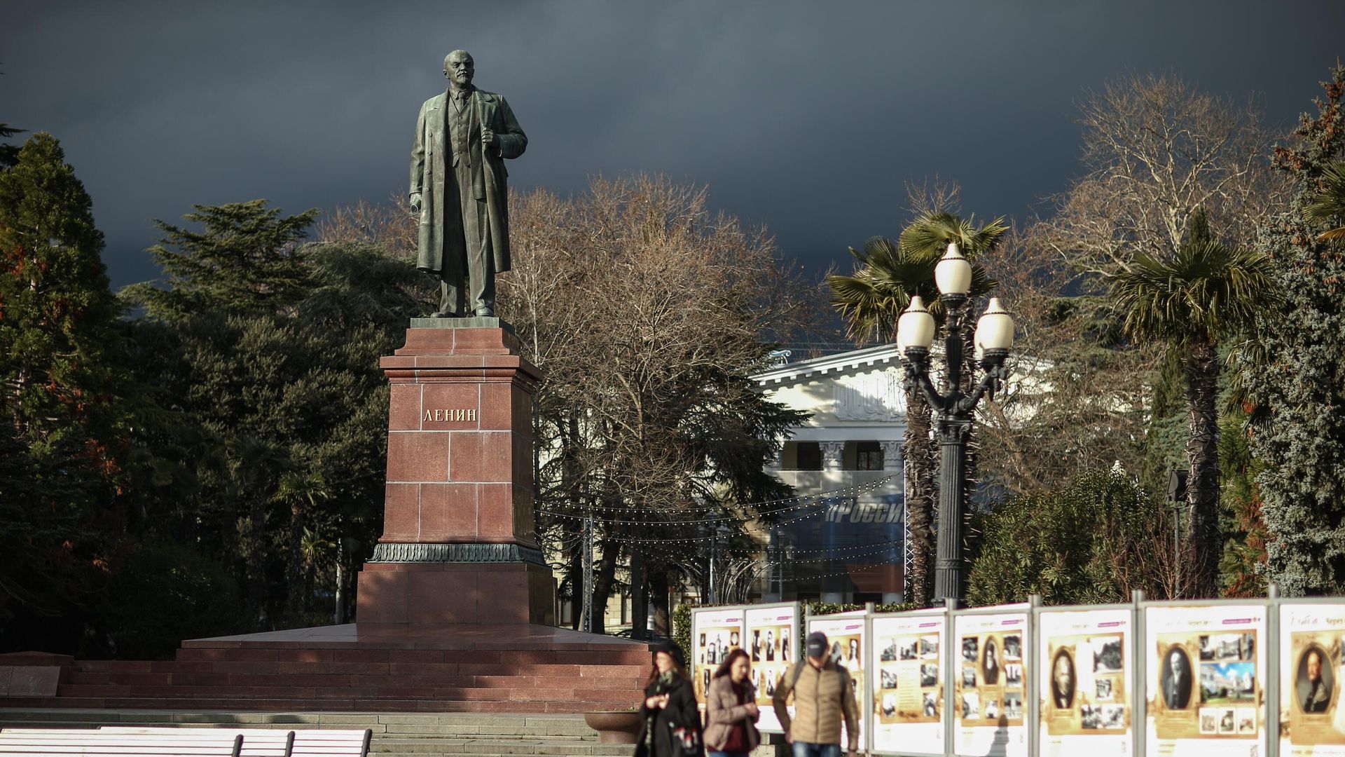 Памятник В. И. Ленину недалеко от набережной в Ялте Памятник В. И. Ленину недалеко от набережной в Ялте - РИА Новости, 1920, 14.05.2023