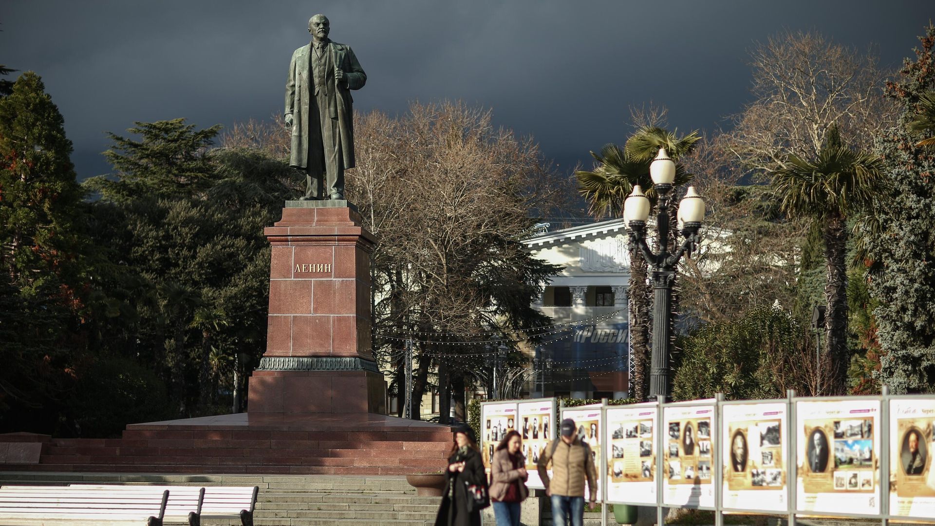 Памятник В. И. Ленину недалеко от набережной в Ялте Памятник В. И. Ленину недалеко от набережной в Ялте - РИА Новости, 1920, 14.05.2023