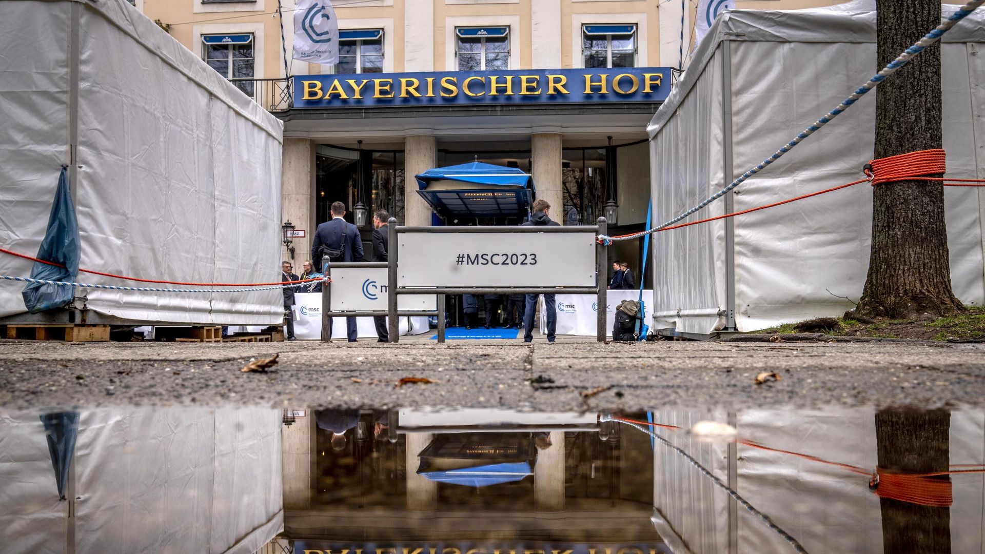Вход в отель Bayerischer Hof, где проходит Мюнхенская конференция по безопасности Вход в отель Bayerischer Hof, где проходит Мюнхенская конференция по безопасности - РИА Новости, 1920, 20.02.2023