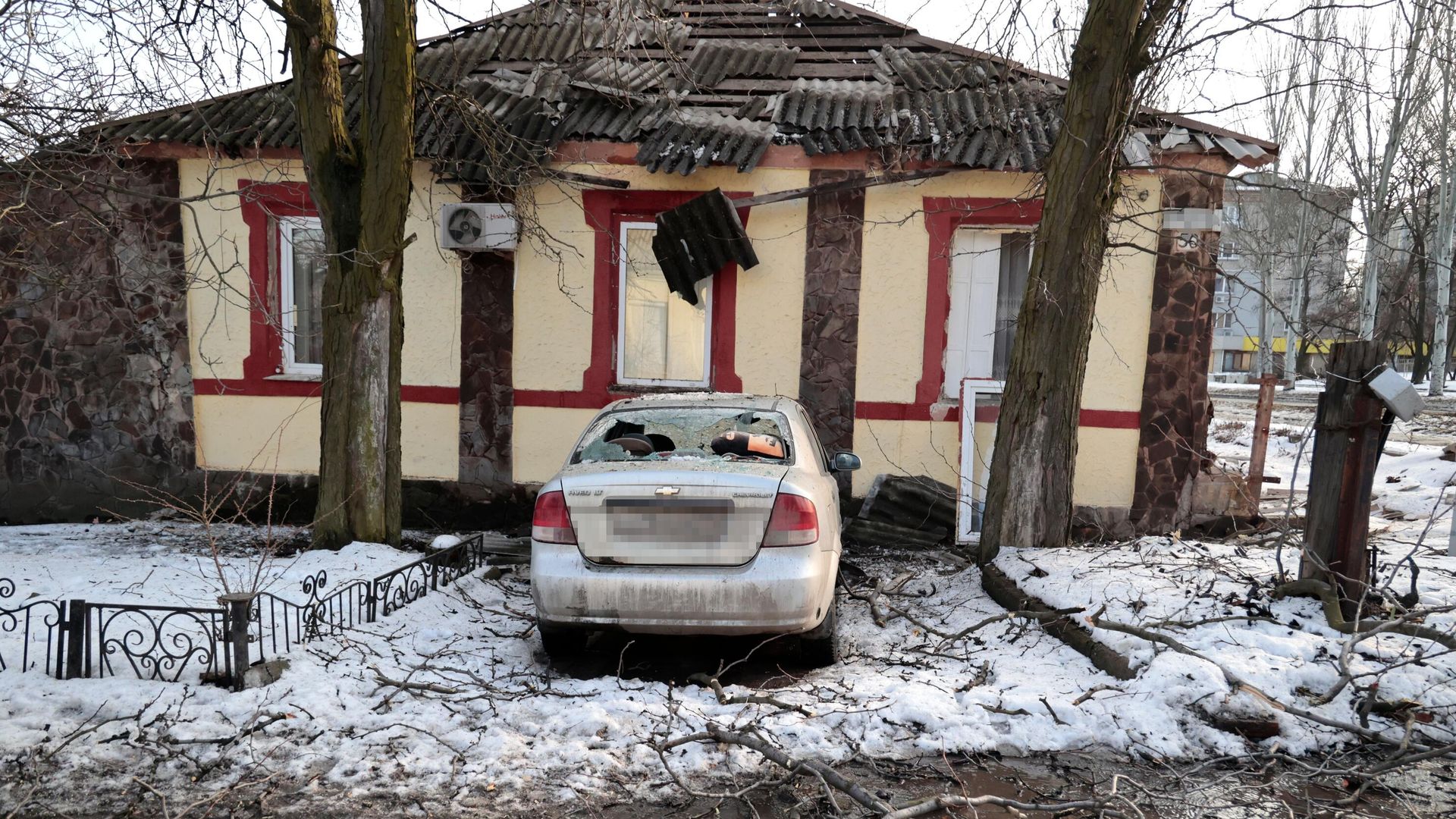 Дом и легковой автомобиль, поврежденные в результате обстрела со стороны ВСУ Дом и легковой автомобиль, поврежденные в результате обстрела со стороны ВСУ - РИА Новости, 1920, 01.03.2023