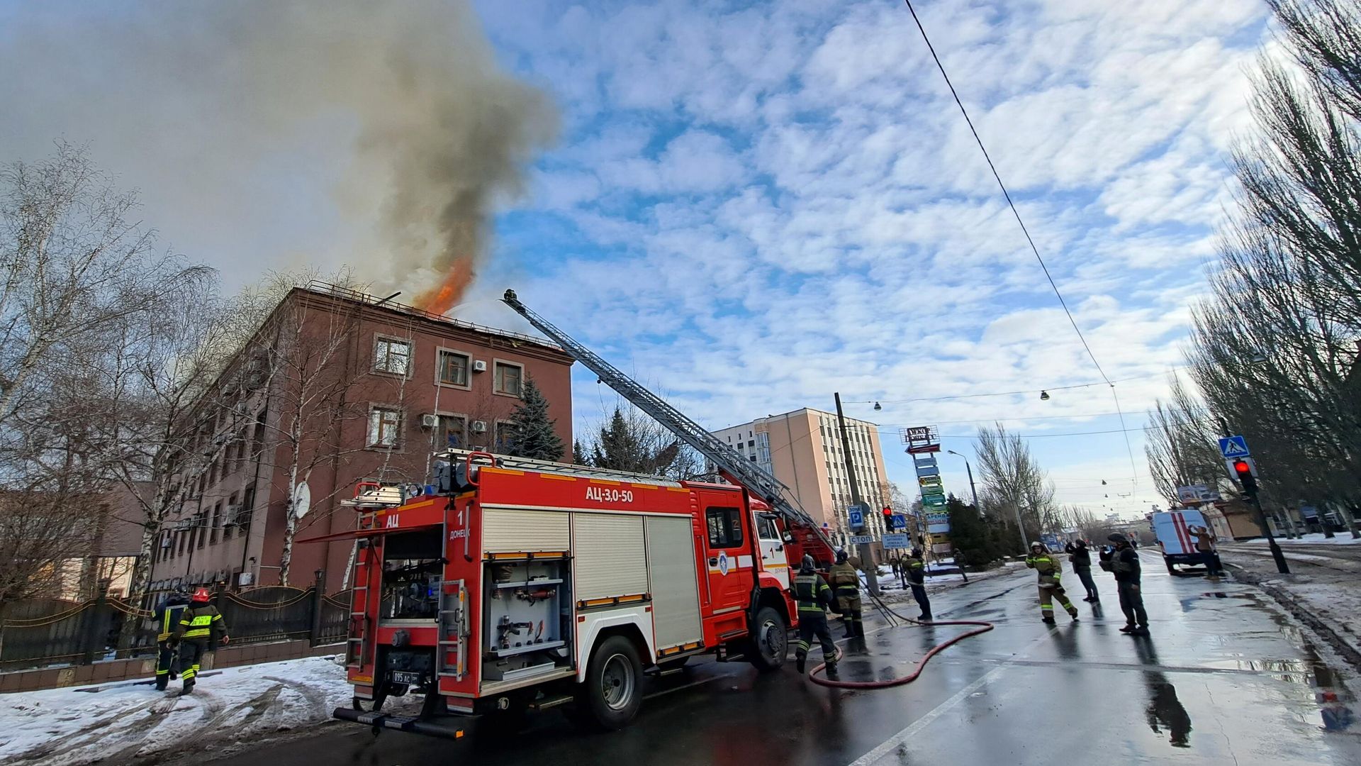 Сотрудники противопожарной службы тушат пожар, возникший в результате обстрела со стороны ВСУ Сотрудники противопожарной службы тушат пожар, возникший в результате обстрела со стороны ВСУ - РИА Новости, 1920, 13.03.2023