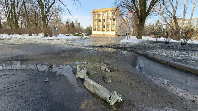 Фрагмент снаряда на тротуаре в центре Донецка после обстрела со стороны ВСУ