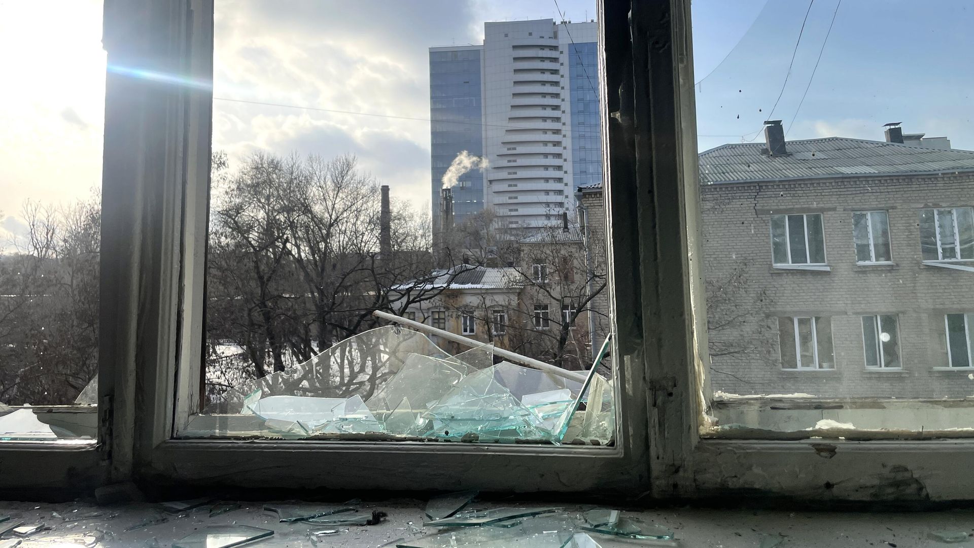 Окна, разбитые в результате обстрела со стороны ВСУ Окна, разбитые в результате обстрела со стороны ВСУ - РИА Новости, 1920, 11.05.2023