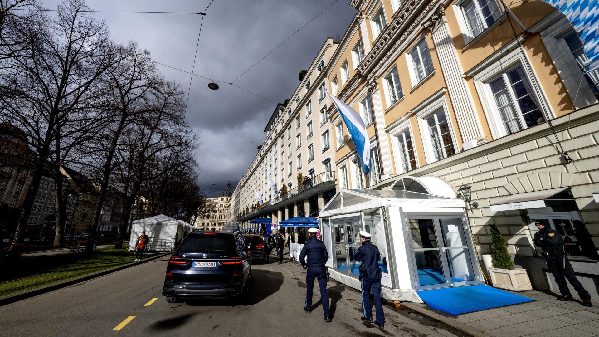 Полиция перед отелем Bayerischer Hof, где проходит Мюнхенская конференция по безопасности - РИА Новости, 1920, 14.02.2025