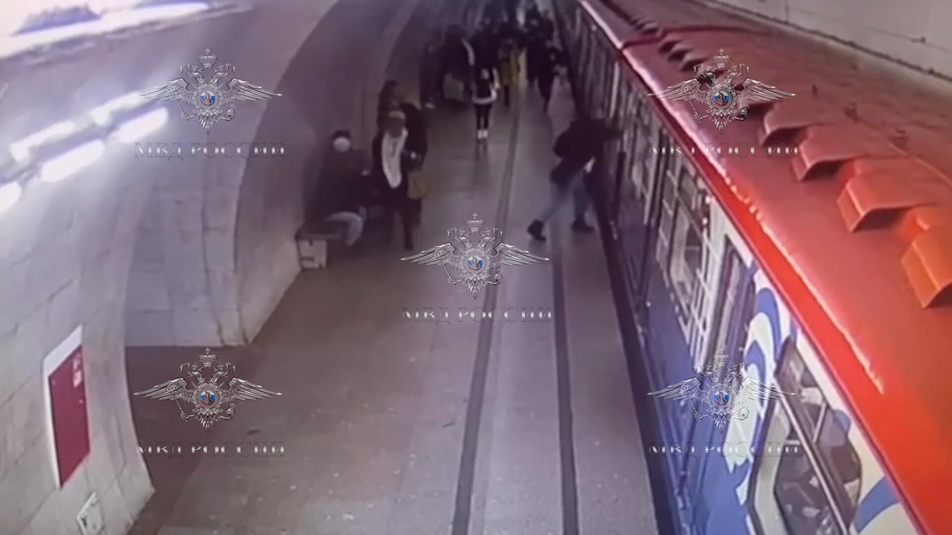 Когда не успел на поезд. Задержание дебошира на станции метро Тверская Когда не успел на поезд. Задержание дебошира на станции метро Тверская - РИА Новости, 1920, 21.02.2023