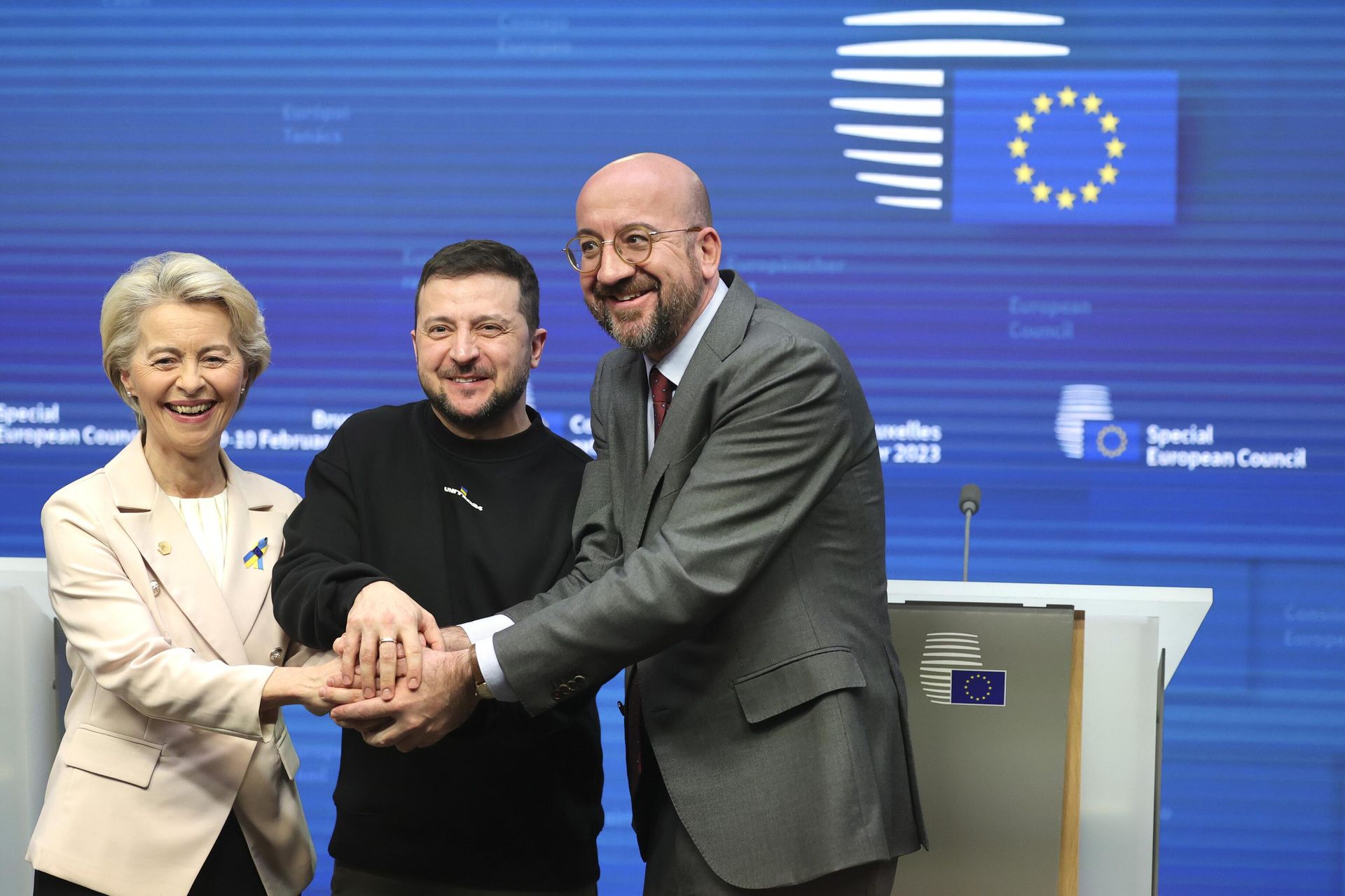 Председатель Европейской комиссии Урсула фон дер Ляйен, президент Украины Владимир Зеленский и председатель Европейского совета Шарль Мишель после саммита Европейского союза в Брюсселе - РИА Новости, 1920, 23.10.2025