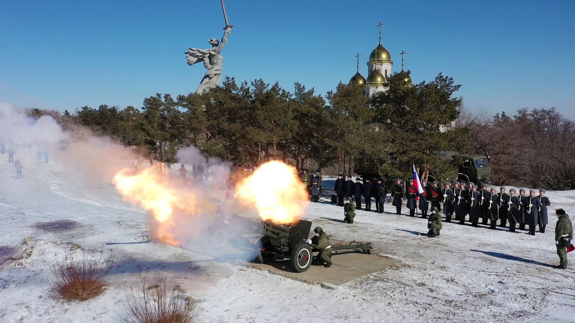 Артиллеристы соединения Южного военного округа производят залп из пушек ЗиС-3 во время акции Выстрел памяти на Мамаевом кургане в честь Дня защитника Отечества в Волгограде - РИА Новости, 1920, 23.02.2023