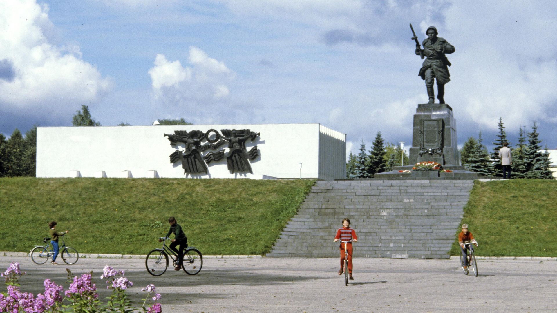 Памятник Герою Советского Союза Александру Матросову Памятник Герою Советского Союза Александру Матросову - РИА Новости, 1920, 23.02.2023