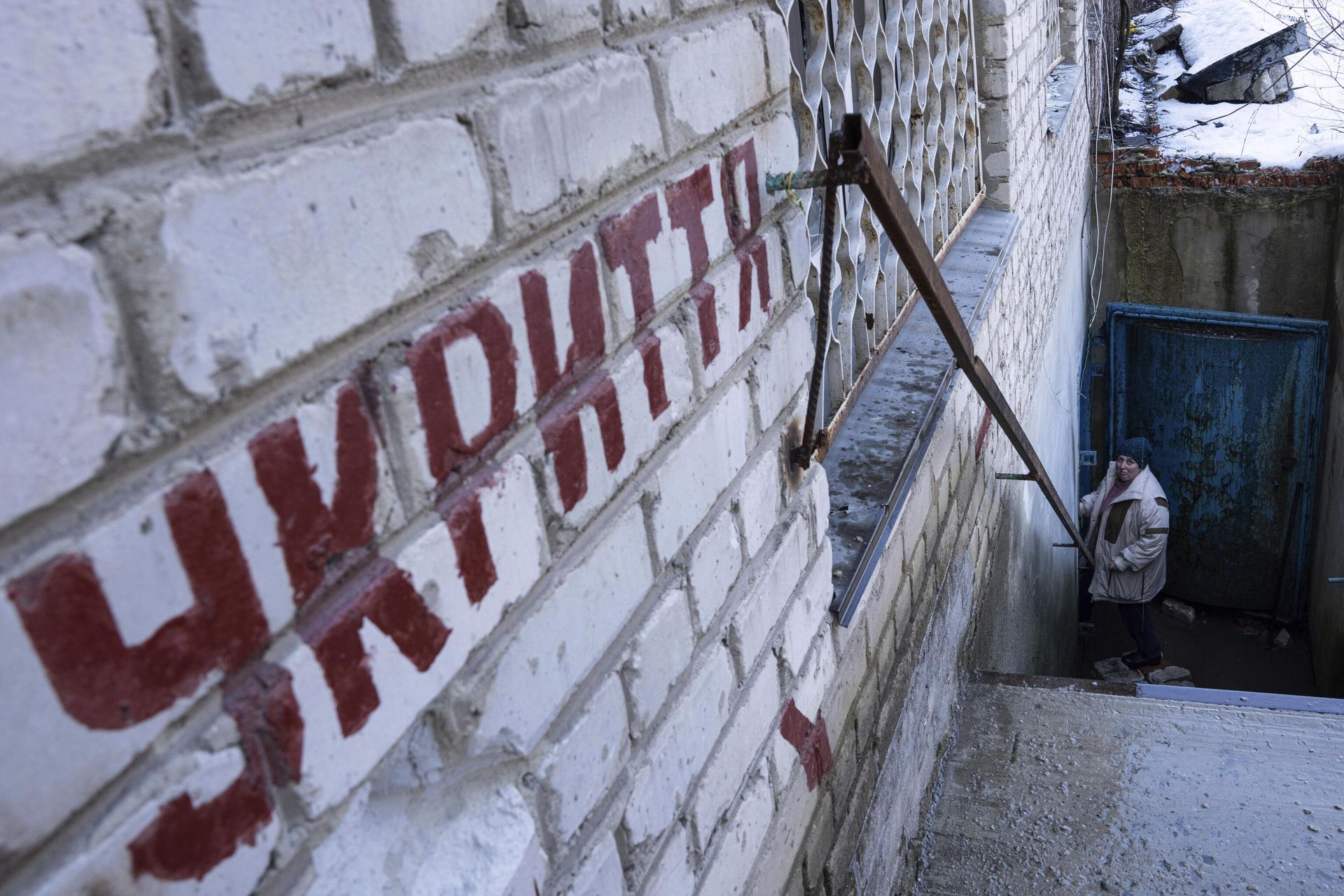 Женщина спускается в бомбоубежище во время воздушной тревоги на Украине Женщина спускается в бомбоубежище во время воздушной тревоги на Украине - РИА Новости, 1920, 07.06.2023