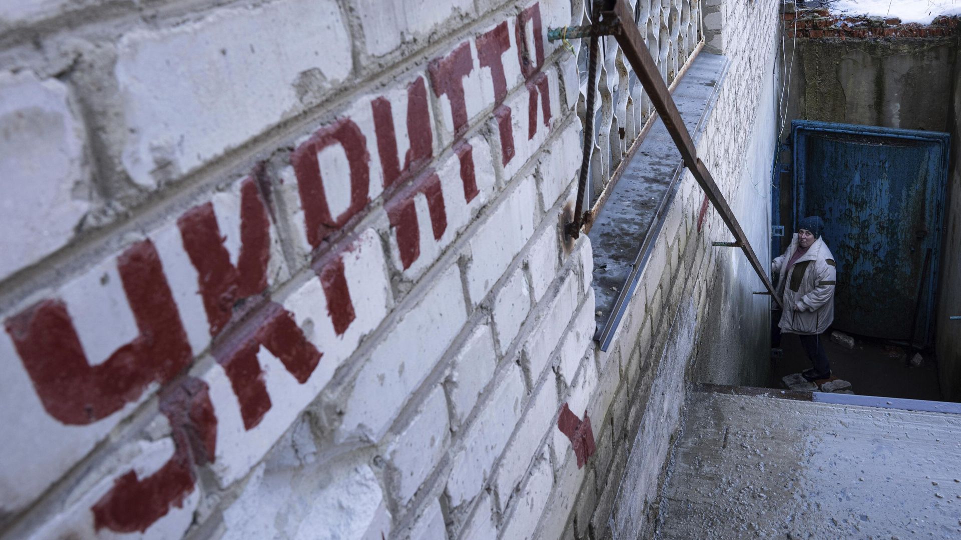 Женщина спускается в бомбоубежище во время воздушной тревоги на Украине Женщина спускается в бомбоубежище во время воздушной тревоги на Украине - РИА Новости, 1920, 29.03.2023