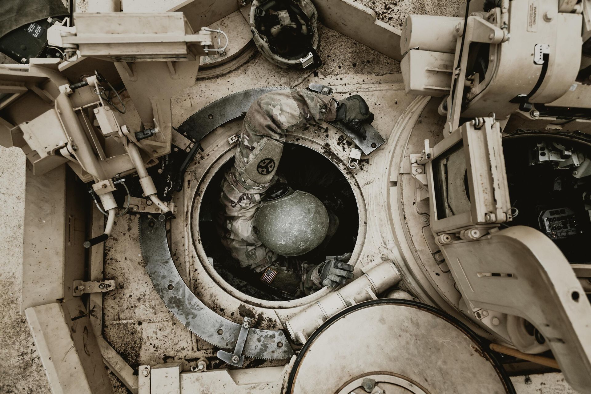 Американский военнослужащий в танке M1 Abrams Американский военнослужащий в танке M1 Abrams - РИА Новости, 1920, 21.02.2023