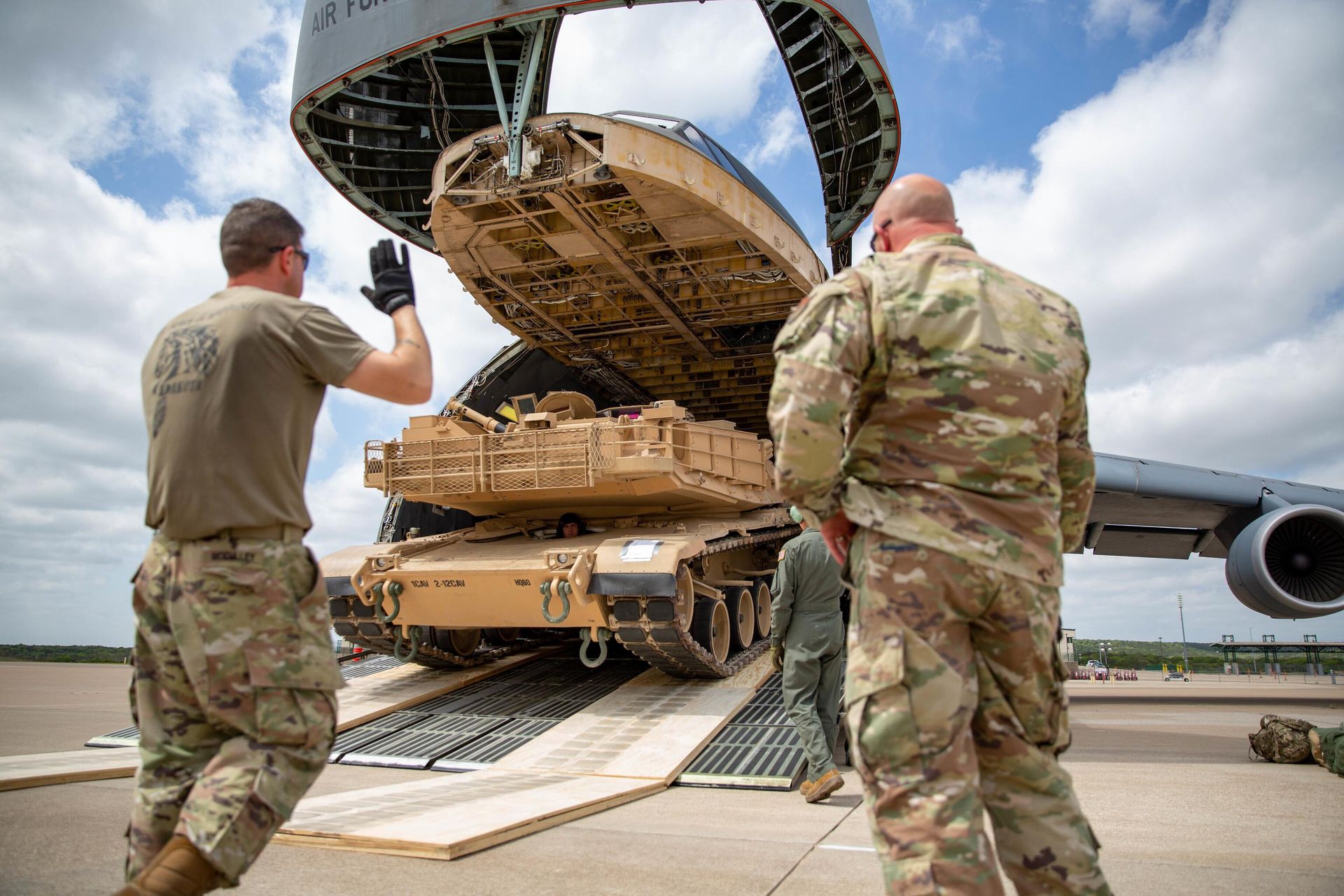 Американские военнослужащие грузят танк M1 Abrams на военно-транспортный самолет C-5M Super Galaxy на военной базе Форт-Худ, Техас Американские военнослужащие грузят танк M1 Abrams на военно-транспортный самолет C-5M Super Galaxy на военной базе Форт-Худ, Техас - РИА Новости, 1920, 21.02.2023