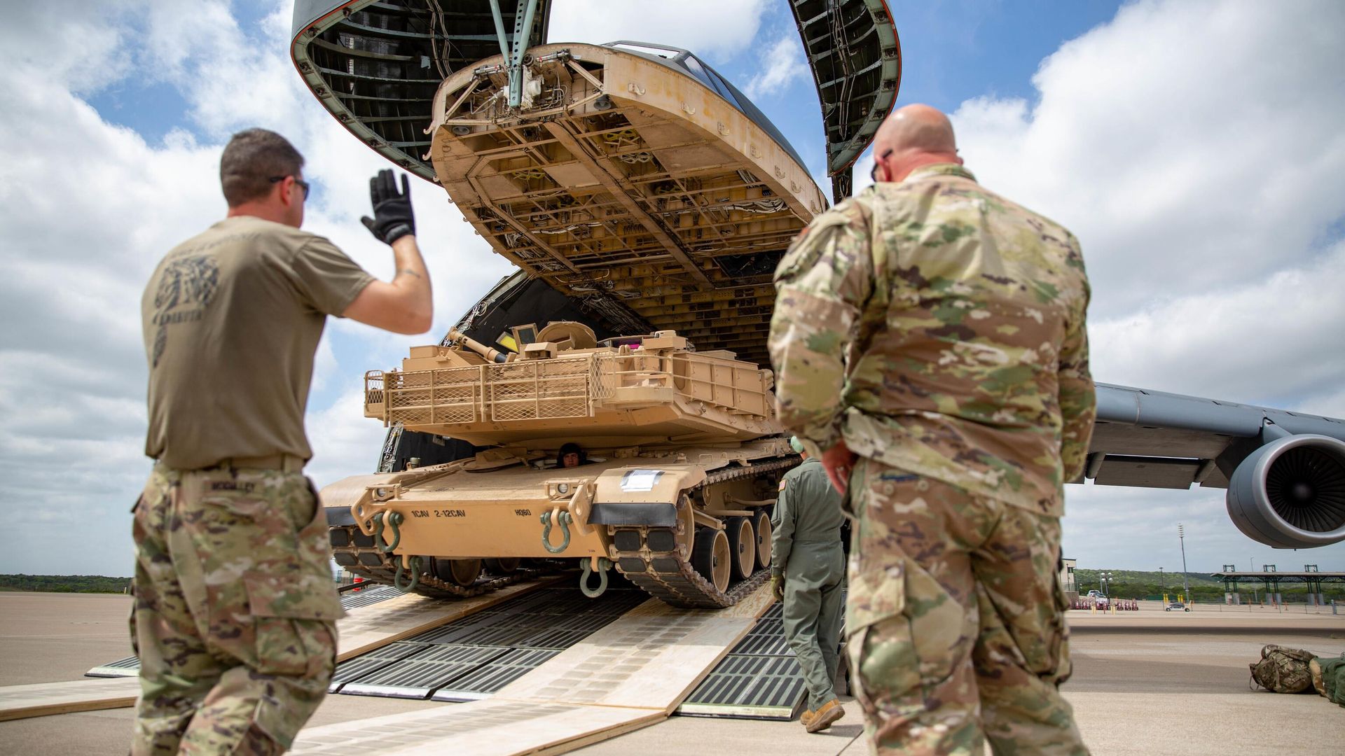 Американские военнослужащие грузят танк M1 Abrams Американские военнослужащие грузят танк M1 Abrams - РИА Новости, 1920, 08.05.2023