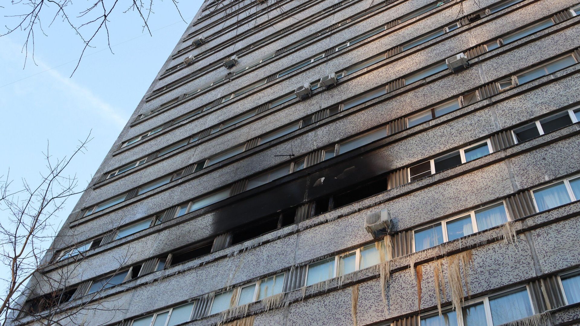 Последствия пожара на пятом этаже общежития на улице Международная в Москве Последствия пожара на пятом этаже общежития на улице Международная в Москве - РИА Новости, 1920, 22.02.2023