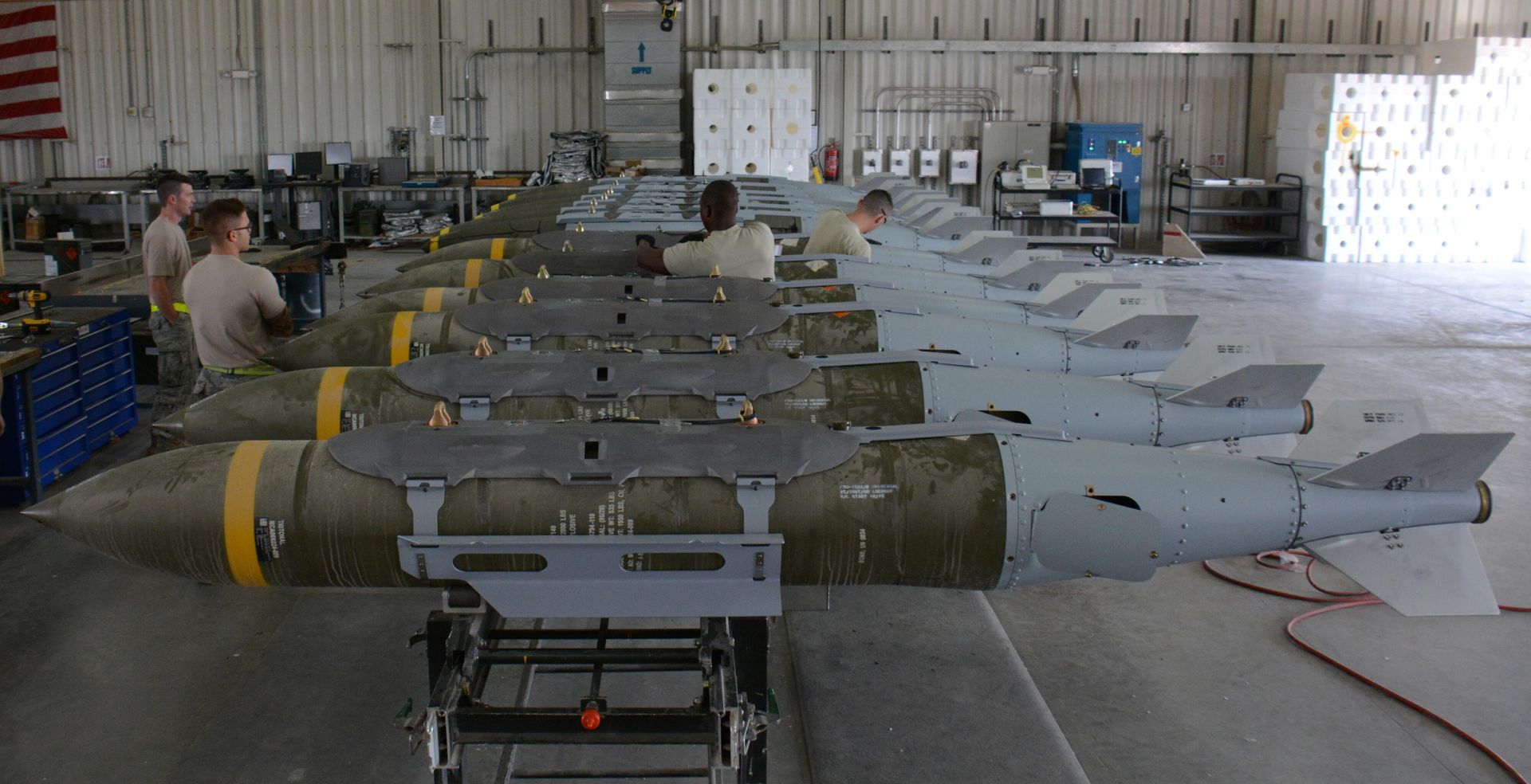 Авиабомбы JDAM на американской военной базе - РИА Новости, 1920, 28.07.2026