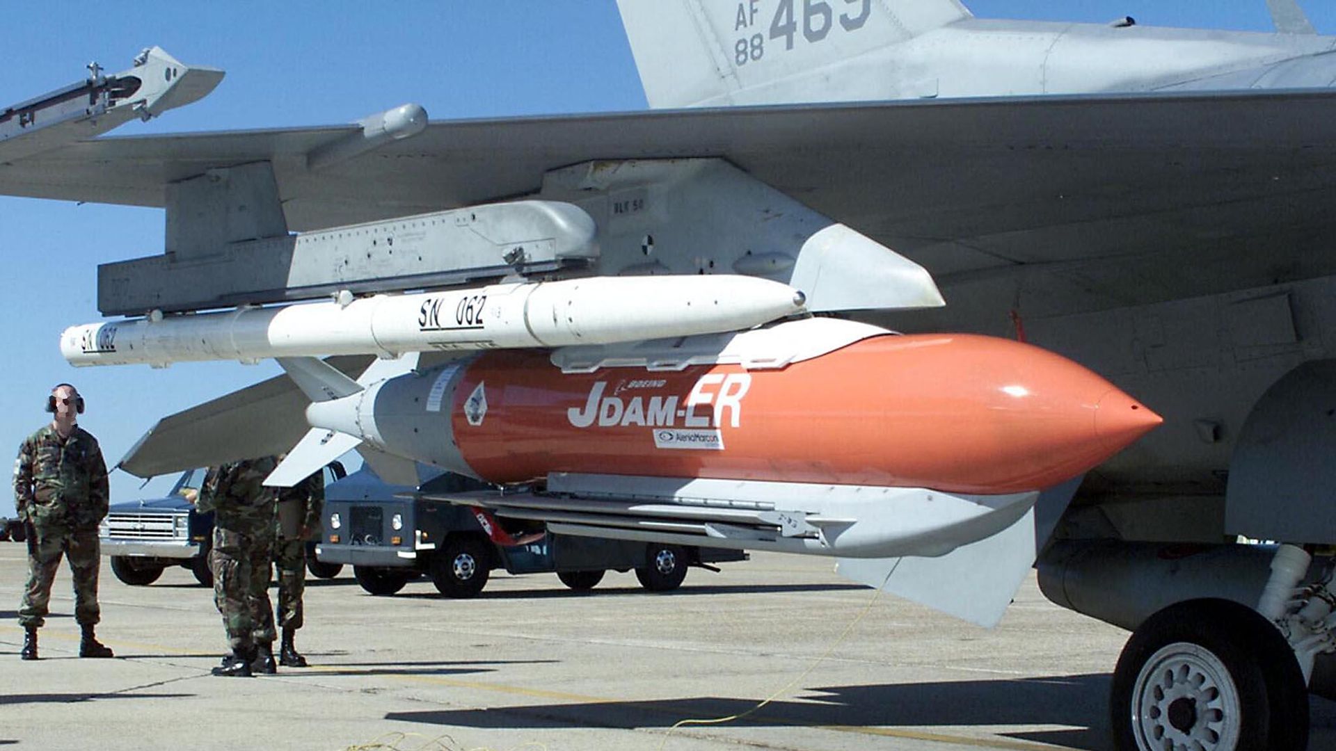 Авиабомба JDAM-ER, установленная на истребителе F-16 Fighting Falcon ВВС США Авиабомба JDAM-ER, установленная на истребителе F-16 Fighting Falcon ВВС США - РИА Новости, 1920, 22.02.2023