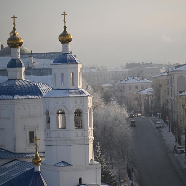 Вид на церковь Святой великомученицы Параскевы Пятницы и улицы зимней Казани