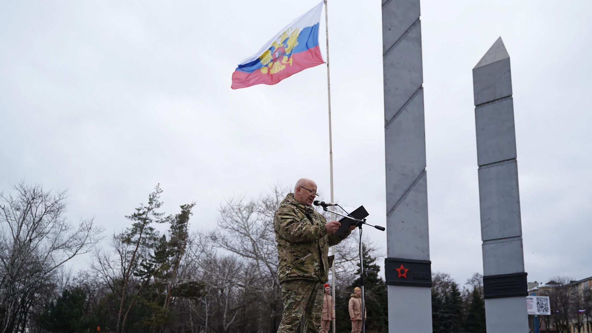 Мэр Мариуполя Олег Моргун выступает во время торжественного возложения цветов к памятнику воинам-освободителям на площади Ленинского комсомола Мэр Мариуполя Олег Моргун выступает во время торжественного возложения цветов к памятнику воинам-освободителям на площади Ленинского комсомола - РИА Новости, 1920, 31.01.2025