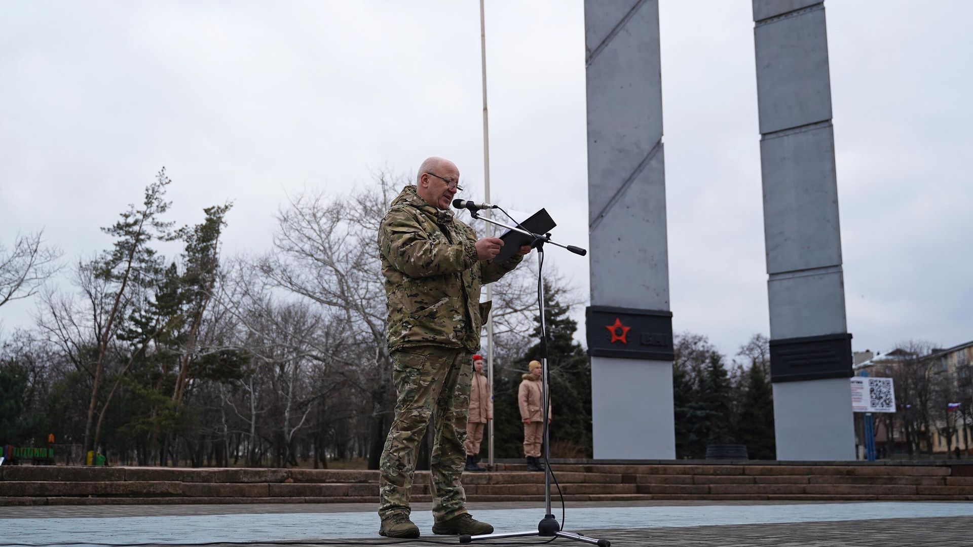 Мэр Мариуполя Олег Моргун выступает во время торжественного возложения цветов к памятнику воинам-освободителям на площади Ленинского комсомола Мэр Мариуполя Олег Моргун выступает во время торжественного возложения цветов к памятнику воинам-освободителям на площади Ленинского комсомола - РИА Новости, 1920, 31.01.2025