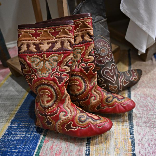 Кожаные старинные ичиги в одном из музеев Арского района Республики Татарстан 