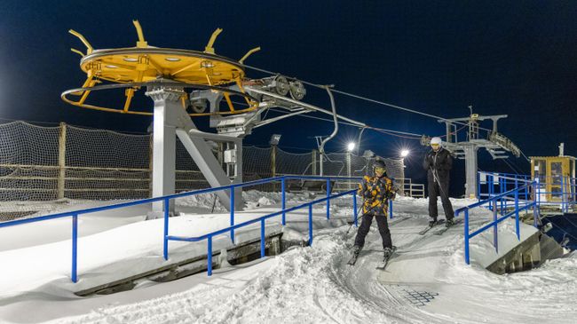 Подъемник на крыше горнолыжного отеля в Калуге Подъемник на крыше горнолыжного отеля в Калуге