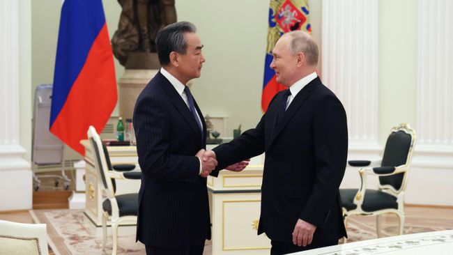 Президент России Владимир Путин и глава канцелярии комиссии по иностранным делам ЦК КПК, член Политбюро ЦК Компартии Китая Ван И во время встречи