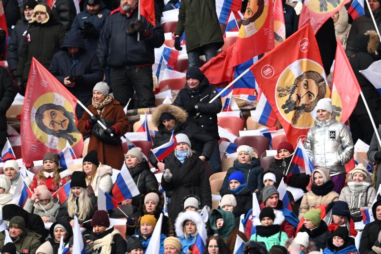 Люди перед началом митинг-концерта Слава защитникам Отечества! в Лужниках Люди перед началом митинг-концерта Слава защитникам Отечества! в Лужниках