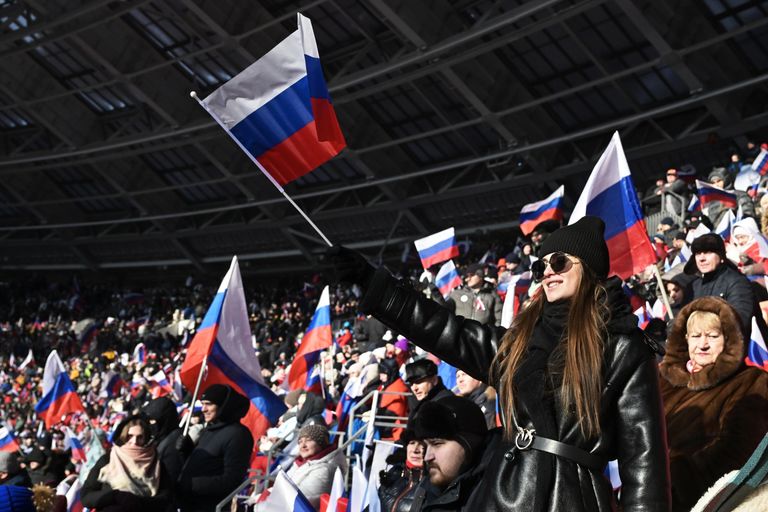 Люди перед началом митинга-концерта Слава защитникам Отечества! в Лужниках Люди перед началом митинга-концерта Слава защитникам Отечества! в Лужниках
