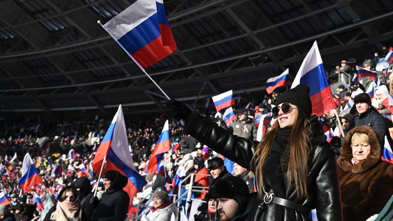 Люди перед началом митинга-концерта Слава защитникам Отечества! в Лужниках