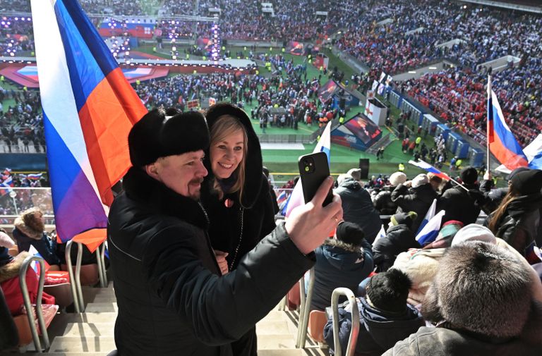 Люди перед началом митинга-концерта Слава защитникам Отечества! в Лужниках Люди перед началом митинга-концерта Слава защитникам Отечества! в Лужниках
