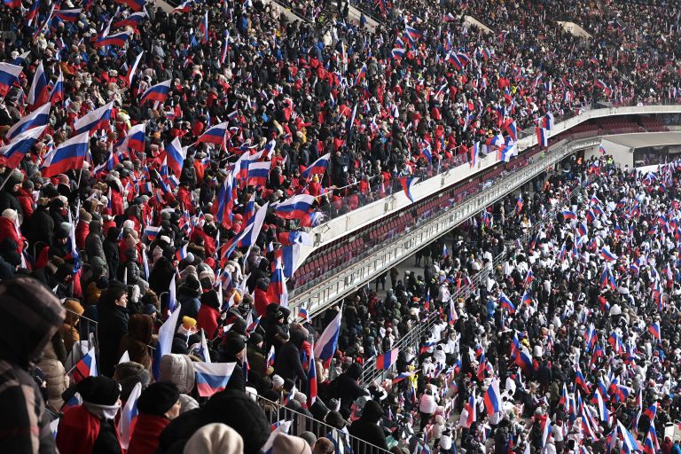 Люди на митинге-концерте Слава защитникам Отечества! в Лужниках Люди на митинге-концерте Слава защитникам Отечества! в Лужниках