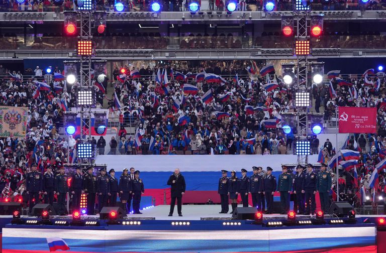Президент РФ Владимир Путин выступает на митинге-концерте Слава защитникам Отечества! Президент РФ Владимир Путин выступает на митинге-концерте Слава защитникам Отечества!