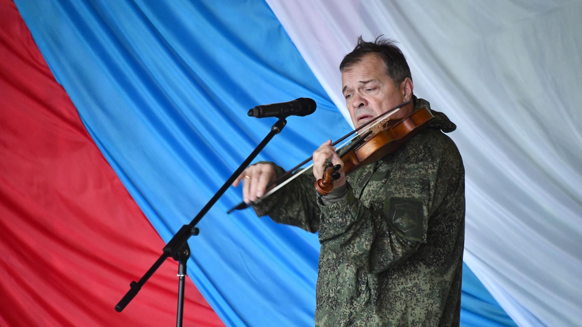 Музыкант, экс-скрипач рок-группы Аквариум Андрей Решетин выступает перед бойцами в зоне СВО Музыкант, экс-скрипач рок-группы Аквариум Андрей Решетин выступает перед бойцами в зоне СВО - РИА Новости, 1920, 24.02.2023