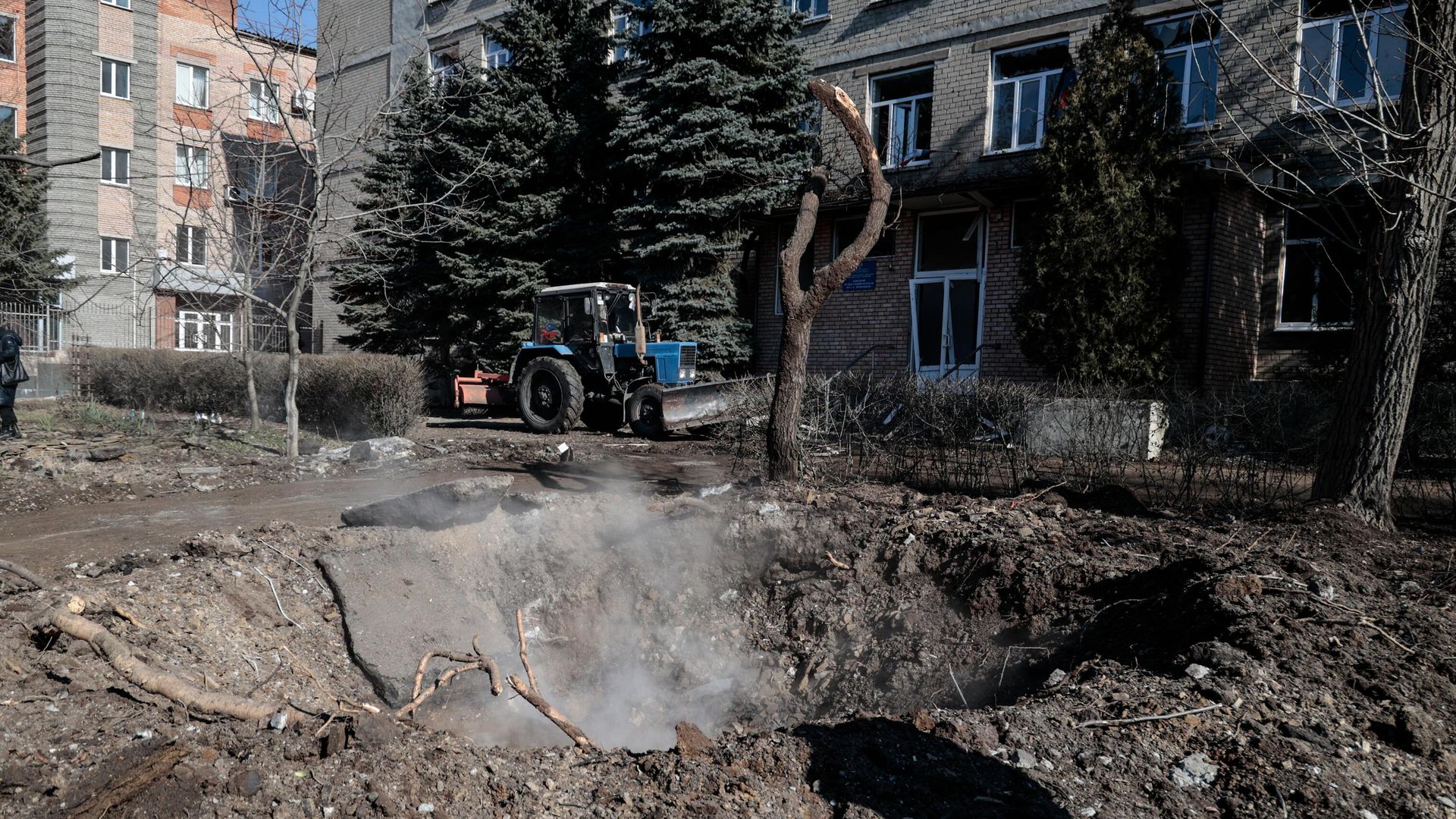Воронка от разорвавшегося снаряда РСЗО - РИА Новости, 1920, 01.04.2023