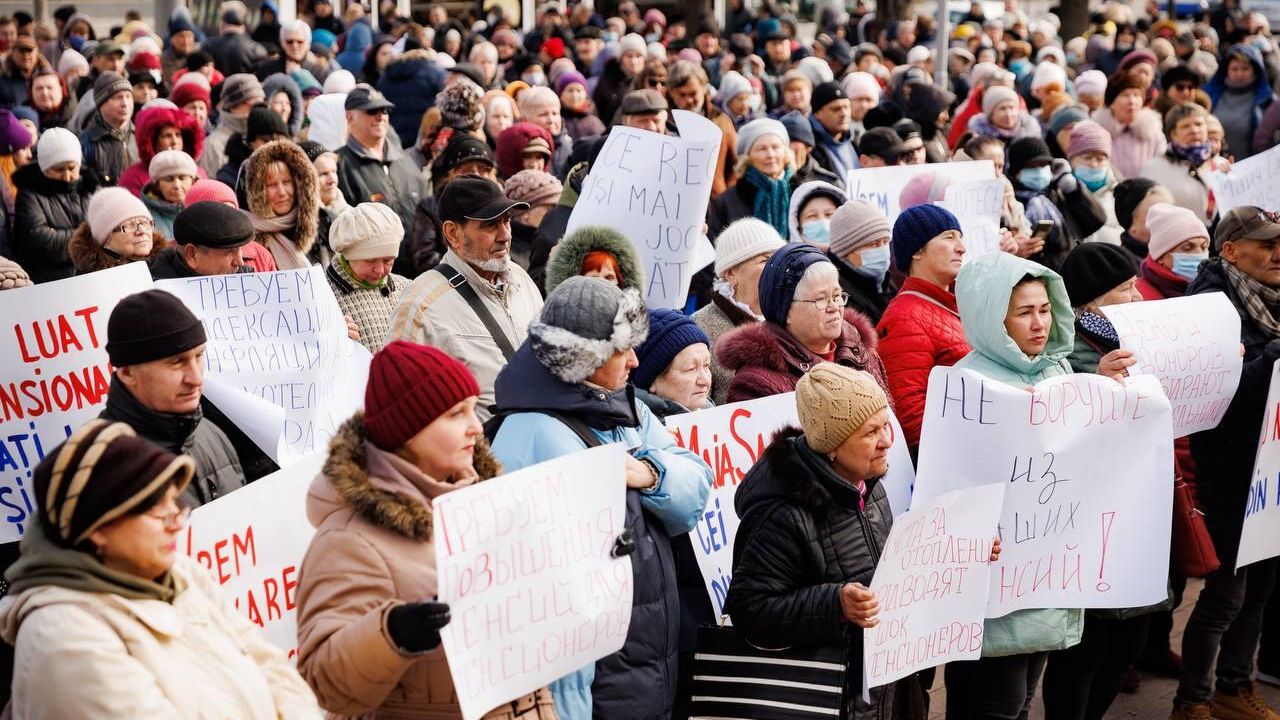 Пенсионеры и представители партии Шор на акции протеста перед зданием парламента Молдавии Пенсионеры и представители партии Шор на акции протеста перед зданием парламента Молдавии - РИА Новости, 1920, 23.02.2023